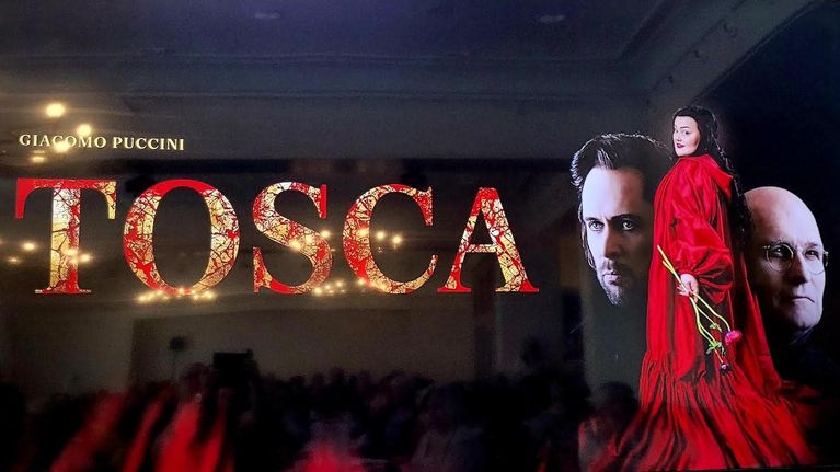 Oopperateos Toscan mainoskuva jossa näkyvät esityksen kolme pääosan esittäjää