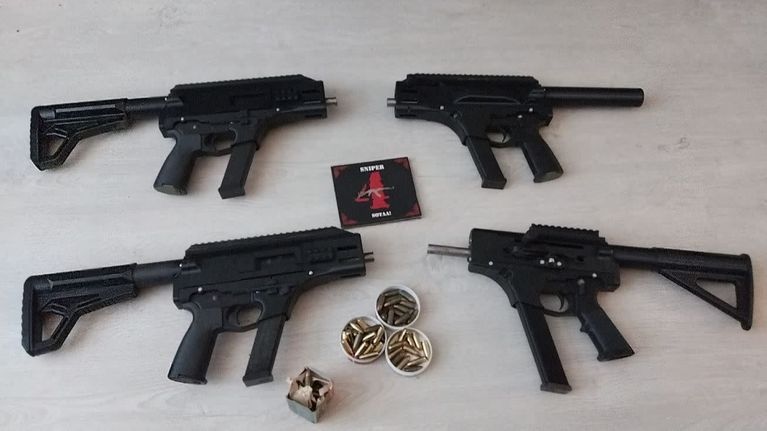 takavarikoituja konepistooleja 