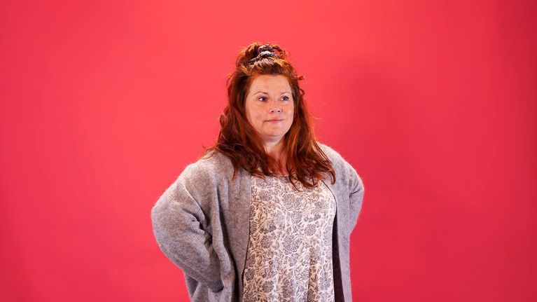 Kiti Kokkonen poseeraa mobiilitarinaa varten.