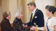 Tove Jansson ja Tuulikki Pietilä kättelevät Mauno ja Tellervo Koivistoa Linnan juhlissa.