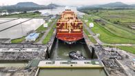 Ett containerfartyg passerar genom en sluss i Panamakanalen.