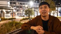 Hongkongilainen Andy Mok istuu puistossa iltavalaistuksessa.