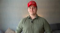 Tommi Finnilä är Trumpanhängare i Finland och bär en röd Make America Great Again-keps.