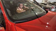 Alahärmäläinen Pentti Korpi istuu uudessa autossaan.