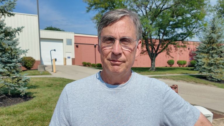 Person med glasögon står utanför en ICE-facilitet i Cincinnati, Ohio.