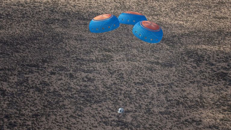 Blue Originin kapseli laskeutuu maahan lentonsa jälkeen kolmen laskuvarjon varassa. 