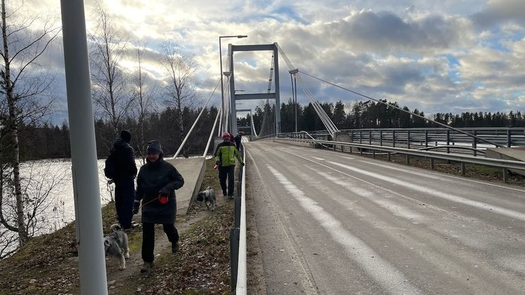 Vaurioituneen sillan yli pääsee Jyväskylässä yksi auto kerrallaan ...