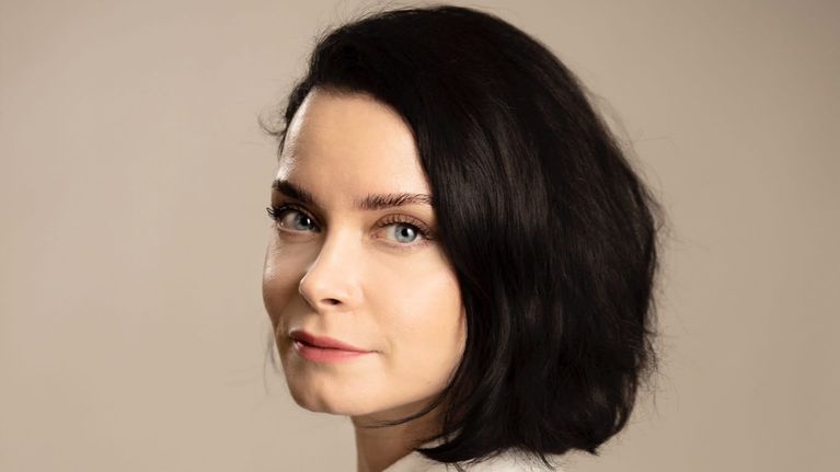 THL:n tutkija Petra Saukkonen katsoo kameraan vaaleassa paidassa. 