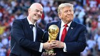 Fifan puheenjohtaja Gianni Infantino ja USA:n presidentti Donald Trump kantoivat MM-pokaalin Espanjalle 19.7.2026. 