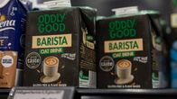 Kaupan hyllyssä Oddlygoodin barista puolen litran kaurajuomapurkkeja. 