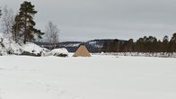 Luvaton matkailuyrityksen laavu jäällä Inarinjärvellä.