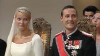Mette-Marit ja Haakon istuvat kirkossa häävaateissaan.