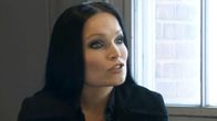 Tarja Turunen puhuu lähikuvassa ohi kameran.