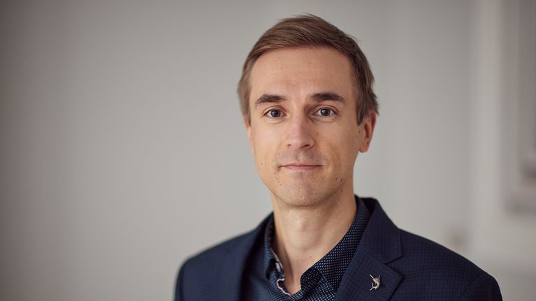 Lähikuvassa Tilburgin yliopiston psykologian apulaisprofessori Matti Vuorre.