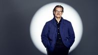 Journalisten Daniel Andersson framför en ljuscirkel.