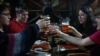Keravalaisia viettämässä iltaa ravintola Päivänpannussa.