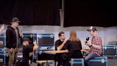 Ylen toimittaja tekee radiohaastattelua konserttipaikan takahuoneessa.