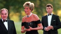 Prinsessa Diana mustassa mekossa. Oikealla ja vasemmalla kaksi henkilöä mustissa puvuissa.