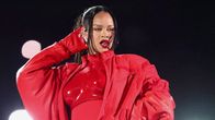 Rihanna punaisessa esiintymisasussa ja raskausvatsa näkyvillä.