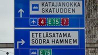 Liikennekyltti, jonka ruotsinkielisessä sanassa on kirjoitusvirhe. 