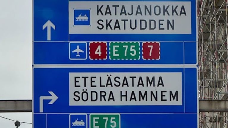Liikennekyltti, jonka ruotsinkielisessä sanassa on kirjoitusvirhe. 