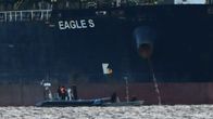 Viranomaiset nousemassa Eagle S -tankkeriin.