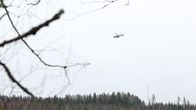 Rajavartiolaitoksen helikopteri Karjalan Pyhäjärvellä Kiteen Närsäkkälästä kuvattuna.