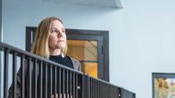 Lapsiasiavaltuutettu Elina Pekkarinen katselee ulos.
