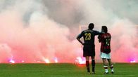 Marco Materazzi (Inter) ja Rui Costa (Milan) katsovat soihtuja.