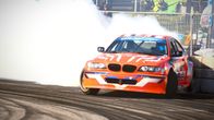 Kim Björklund  i drifting tävling med rykande däck.