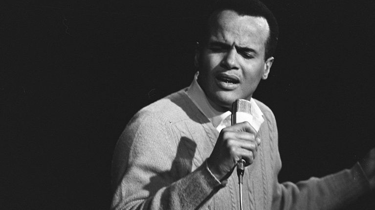 Harry Belafonte laulaa seisten silmät kiinni. Kuvattu Tukholmassa 1960-luvulla.