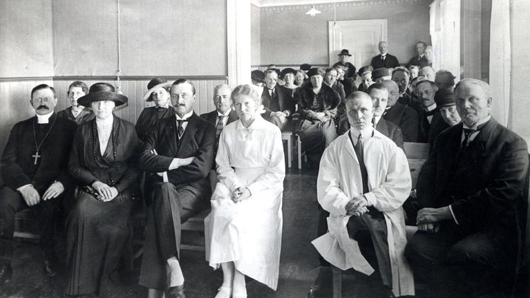 Lastenlinnan vihkimistilaisuus 1921. Eturivissä kenraali Mannerheim sekä ylihoitaja Sophie Mannerheim. Kuva: MLL arkisto.