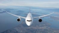 Qantasin Boeing 787 -lentokone ilmassa edestäpäin kuvattuna. 