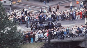 Urho Kekkosen hautajaiset. Hautajaissaatto kulkee Arkadiankadulla.