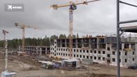 Pysäytyskuva Komsomolskaja Pravdan videosta, jossa näkyy Novaja Vilgan varuskunnan rakentaminen.