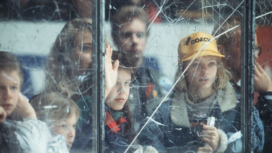 Yleisöä lasin takana jääkiekon SM-liigan Tampereen Ilveksen ja TPS:n loppuottelussa vuonna 1990.