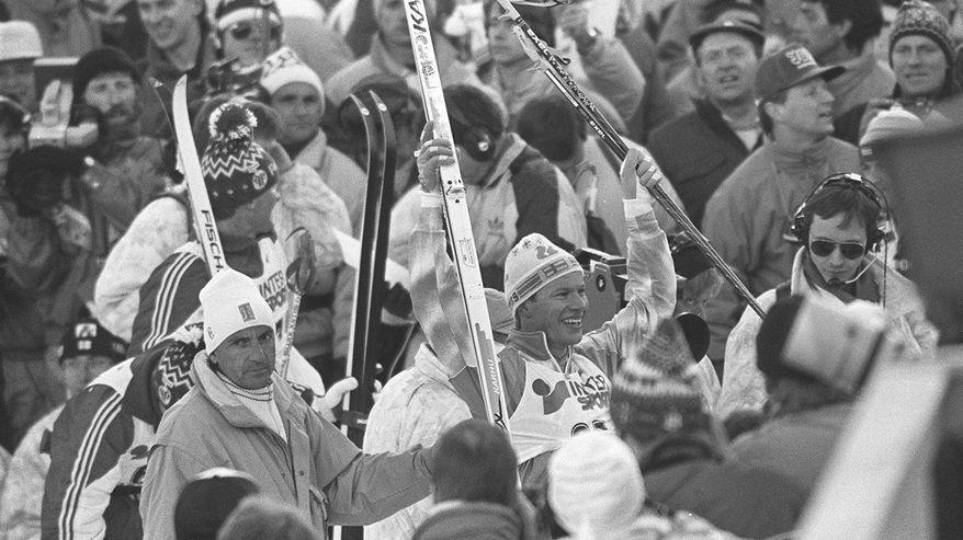 Hiihdon MM-kilpailut 1989 Lahdessa. Miesten 15 km:n hiihto perinteisellä tyylillä, voittaja Harri Kirvesniemi maalissa väkijoukon keskellä.