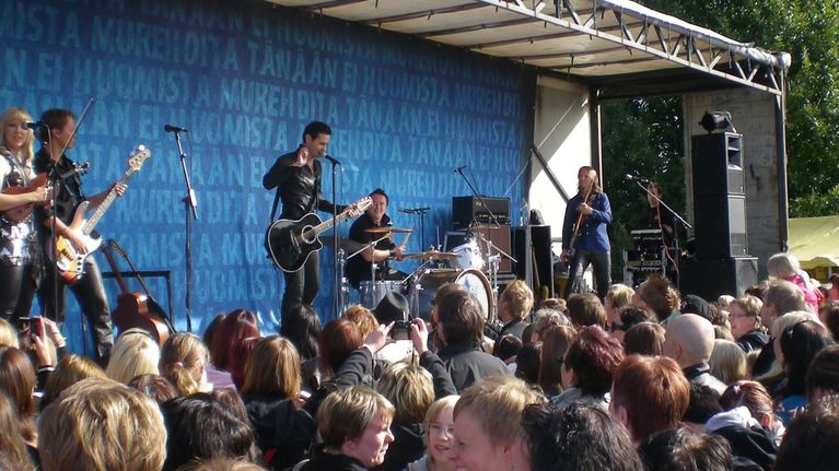 Lauri Tähkä ja Elonkerjuu keikalla ulkolavalla Teuvalla syyskuussa 2009.