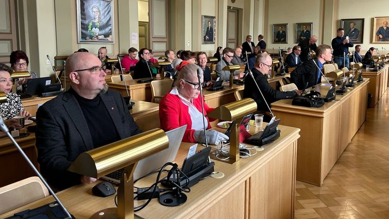 Savonlinnan kaupunginvaltuutettuja kokoustamassa.