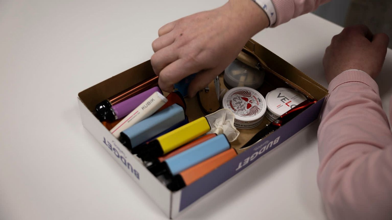 Ltt att f tag p olagliga e-cigaretter via sociala medier  vissa av dem  innehller livsfarliga mnen | Inrikes | Svenska Yle