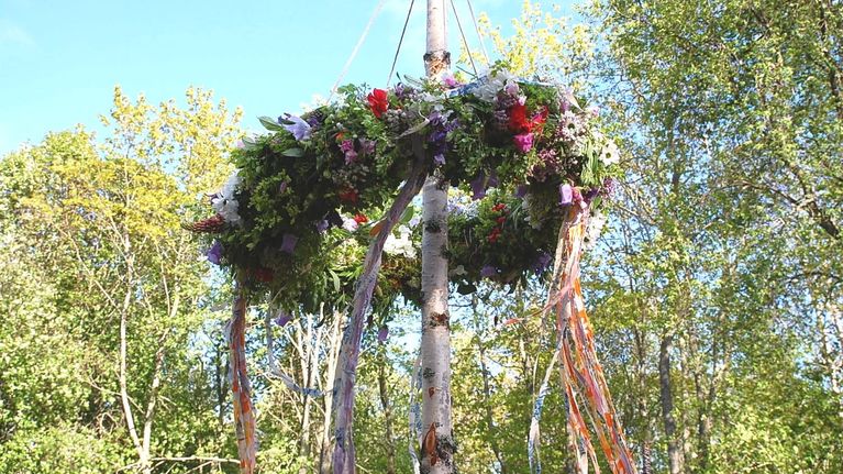 Gör midsommarn extra festlig med en midsommarstång | Strömsö | Svenska Yle