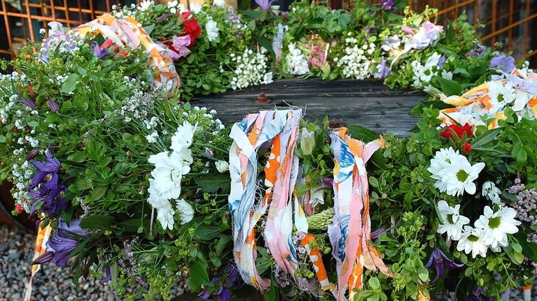 Gör midsommarn extra festlig med en midsommarstång | Strömsö | Svenska Yle