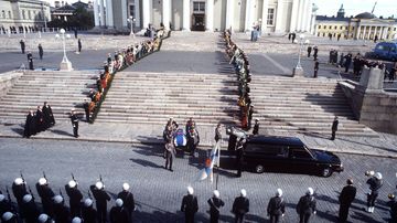 Urho Kekkosen hautajaiset. Presidentin arkku kannetaan Suurkirkosta autoon.