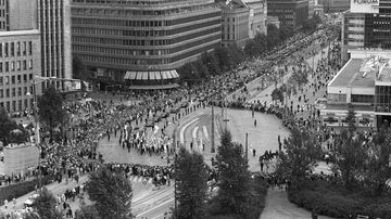 Urho Kekkosen hautajaiset. Hautajaissaatto kulkee Mannerheimintiellä kääntyen Arkadiankadulle.