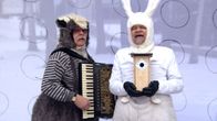 Gommi ja Pommi laulavat linnuille.