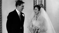 Englannin prinsessa Margaret ja Anthony Armstrong-Jones hääpäivänään Buckingham Palacessa