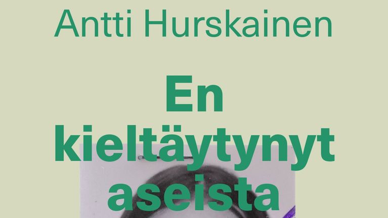 Antti Hurskaisen romaanin En kieltäytynyt aseista (2024) kansi. Mustavalkoinen valokuva sotilaspassista on vaaleanvihreällä taustalla.