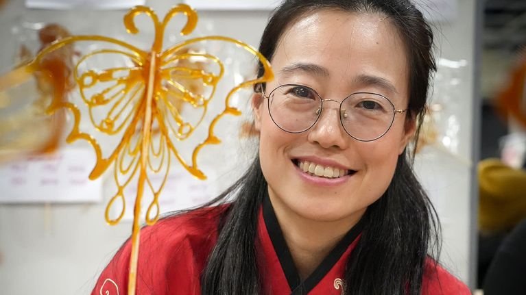 Sokerimaalaustaiteilija Yin Liu Comic Conissa.