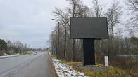 Suuri tyhjä mainostaulu tien varressa harmaana talvipäivänä.