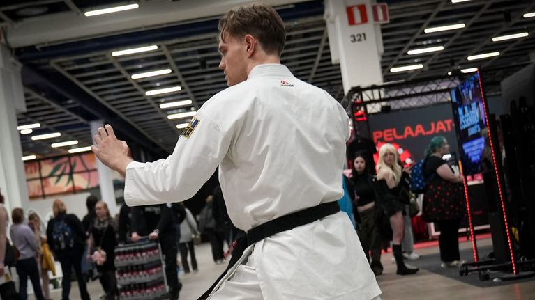 Karateka Juuso Hellberg Comic Conissa. 